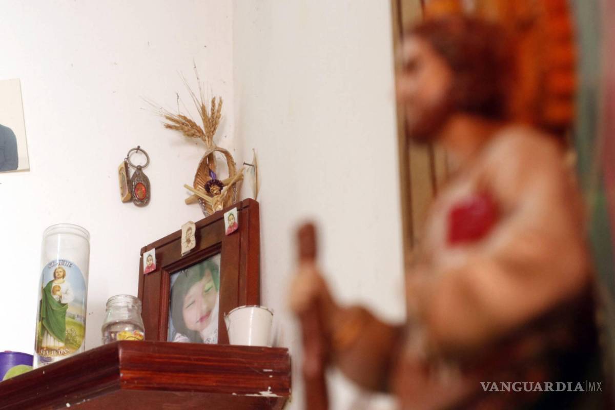 $!En un altar dedicado a Analy, sus padres Mónica Ortiz Félix y Mario Díaz Pineda recuerdan a su niña quien partió a los 10 años.