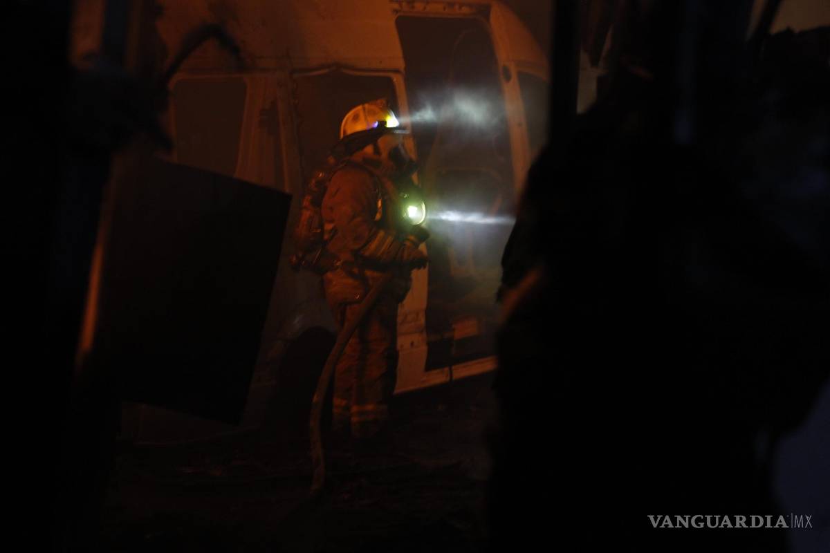 Fuego consume 5 camiones de transporte; Bomberos sofoca incendio en Saltillo