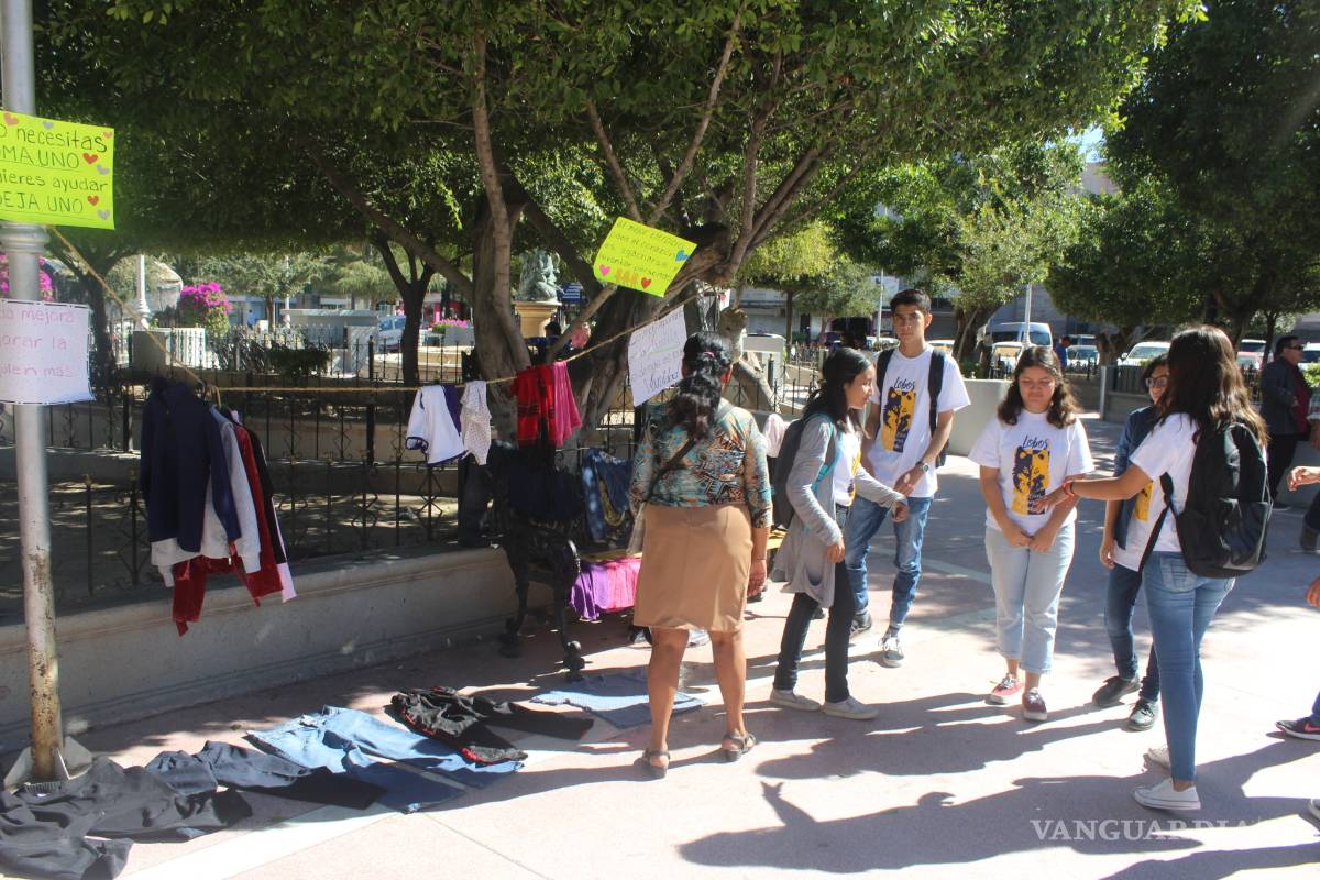 $!“Si lo necesitas, toma uno”, estudiantes de Torreón dejan prendas y comida para los más necesitados