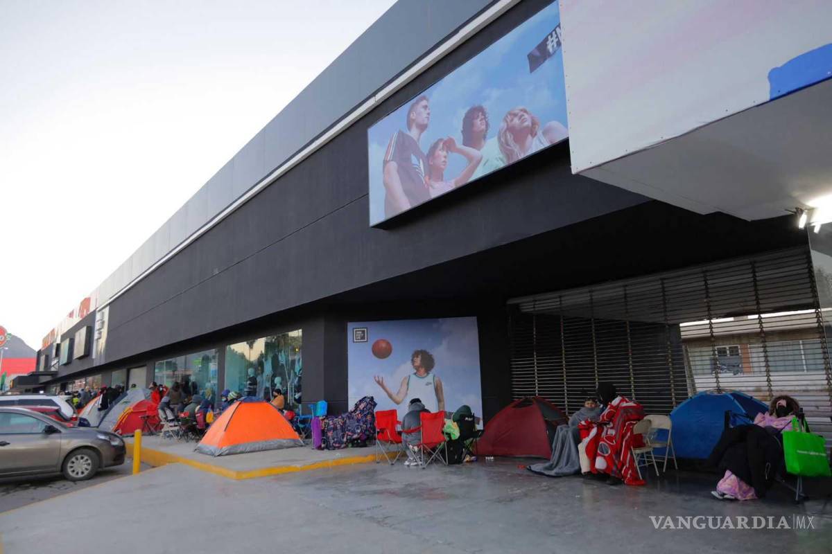 $!Tiendas de acampar donde los fanáticos del puertorriqueño pasaron la noche para obtener un boleto.