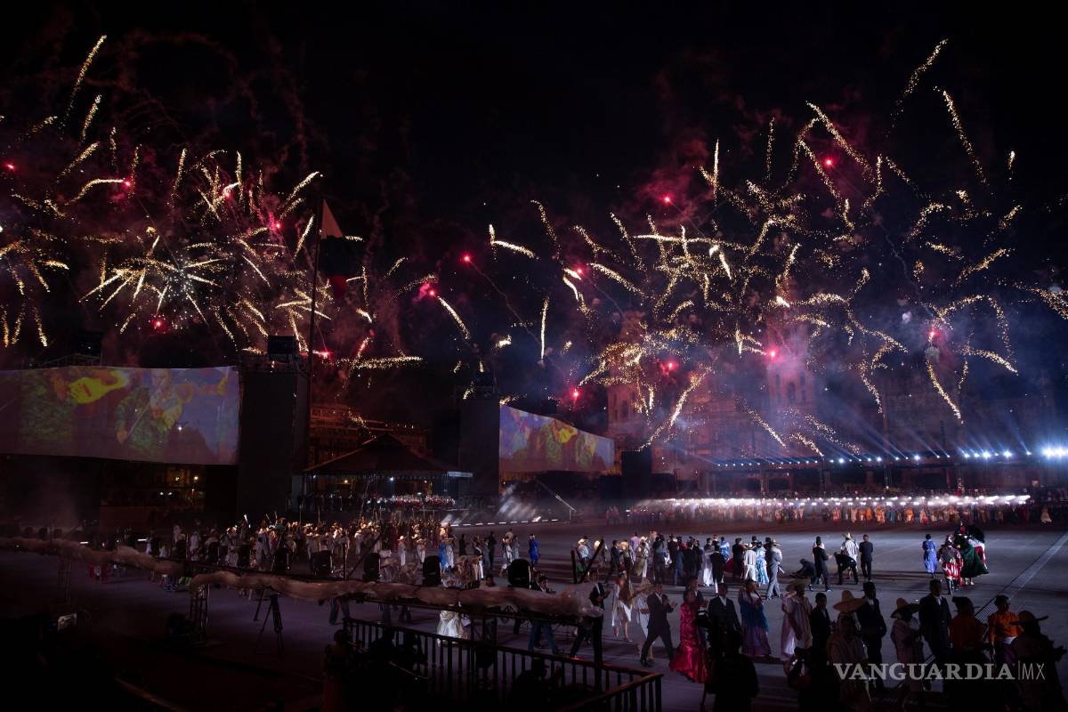 $!Fotografía que muestra juegos pirotécnicos en la representación histórica durante la ceremonia del 200 aniversario de la consumación de independencia en Ciudad de México (México). EFE/Carlos Ramírez