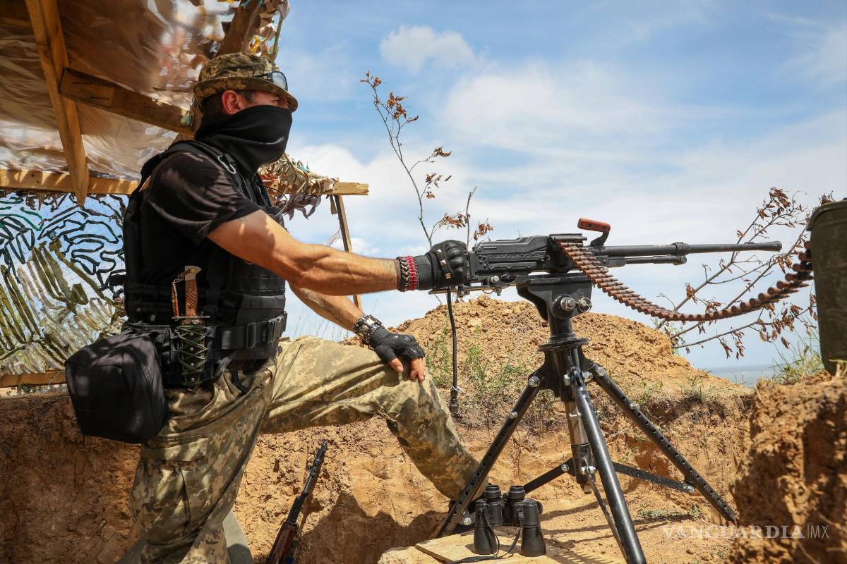 $!Soldados del ejército ucraniano en las trincheras cerca de Odesa, Ucrania.