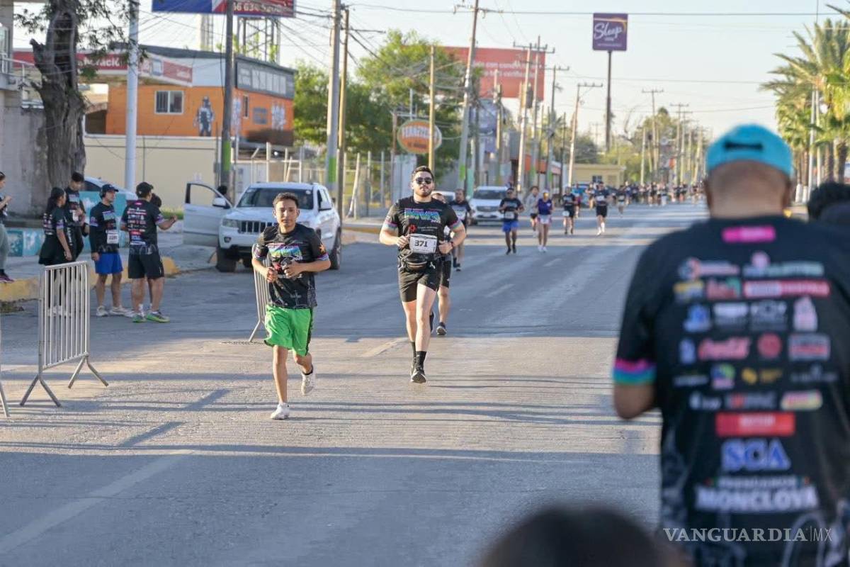 $!El recorrido incluyó sitios emblemáticos como el Museo Coahuila y Texas, la Alameda Juárez y el Monumento a Harold R. Pape, proyectando a Monclova como ciudad deportiva y cultural.