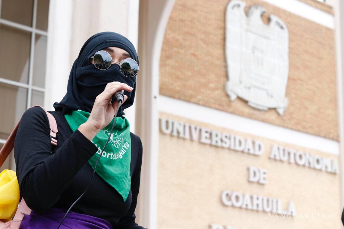 $!Se enfrentan en Saltillo alumnos y autoridades de la UAdeC, por inconformidad de cuotas de inscripción