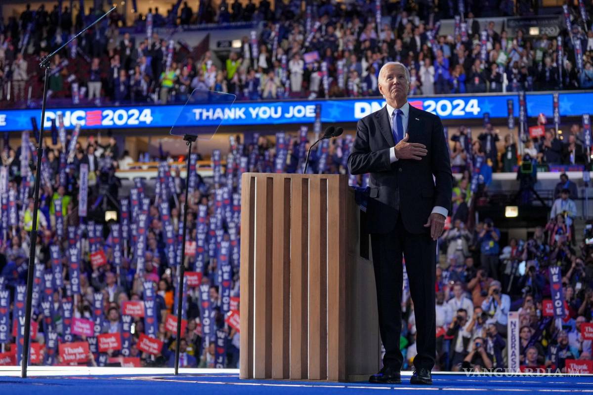 $!El presidente Joe Biden agradeciendo a la multitud en la Convención Nacional Demócrata en el United Center de Chicago.