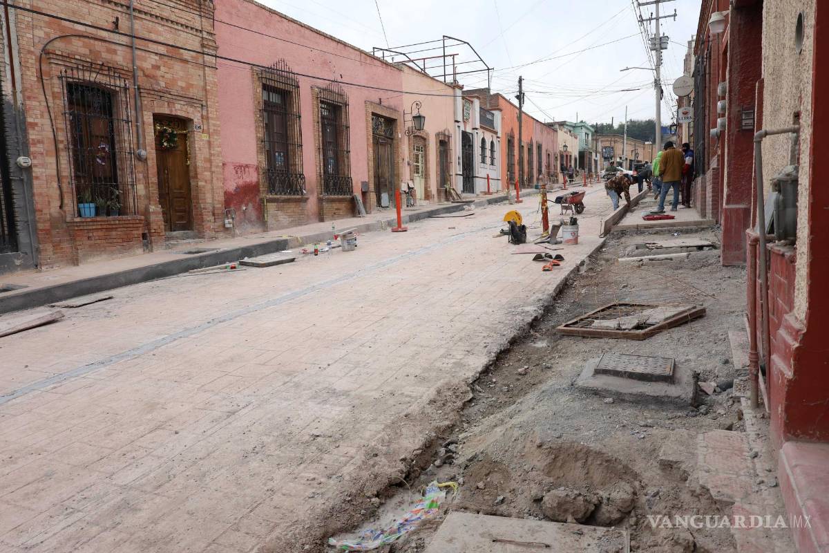 $!Trabajadores continúan con labores en el tramo pendiente de apertura entre De la Fuente y Mariano Escobedo, donde también se encontraron daños en el pavimento.