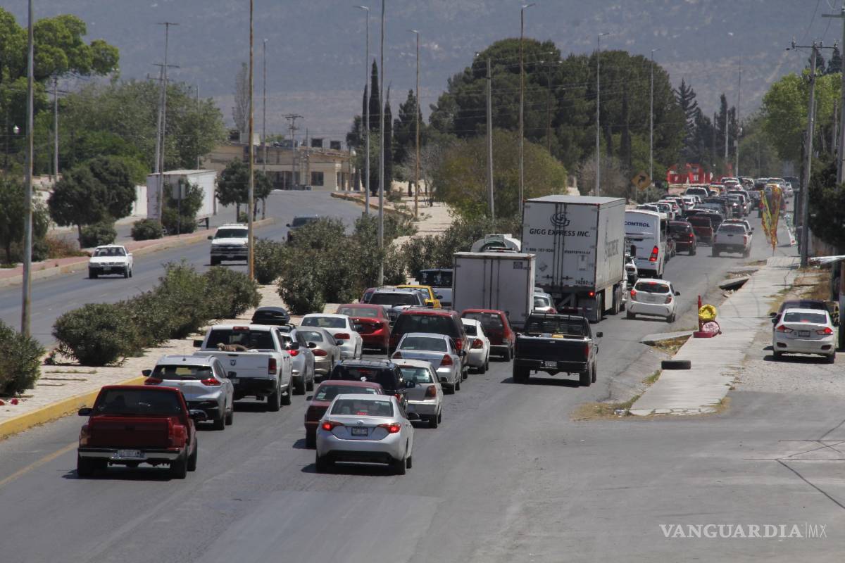 $!Burlan retenes con tal de llegar a la sierra de Arteaga y hasta dañan cercas