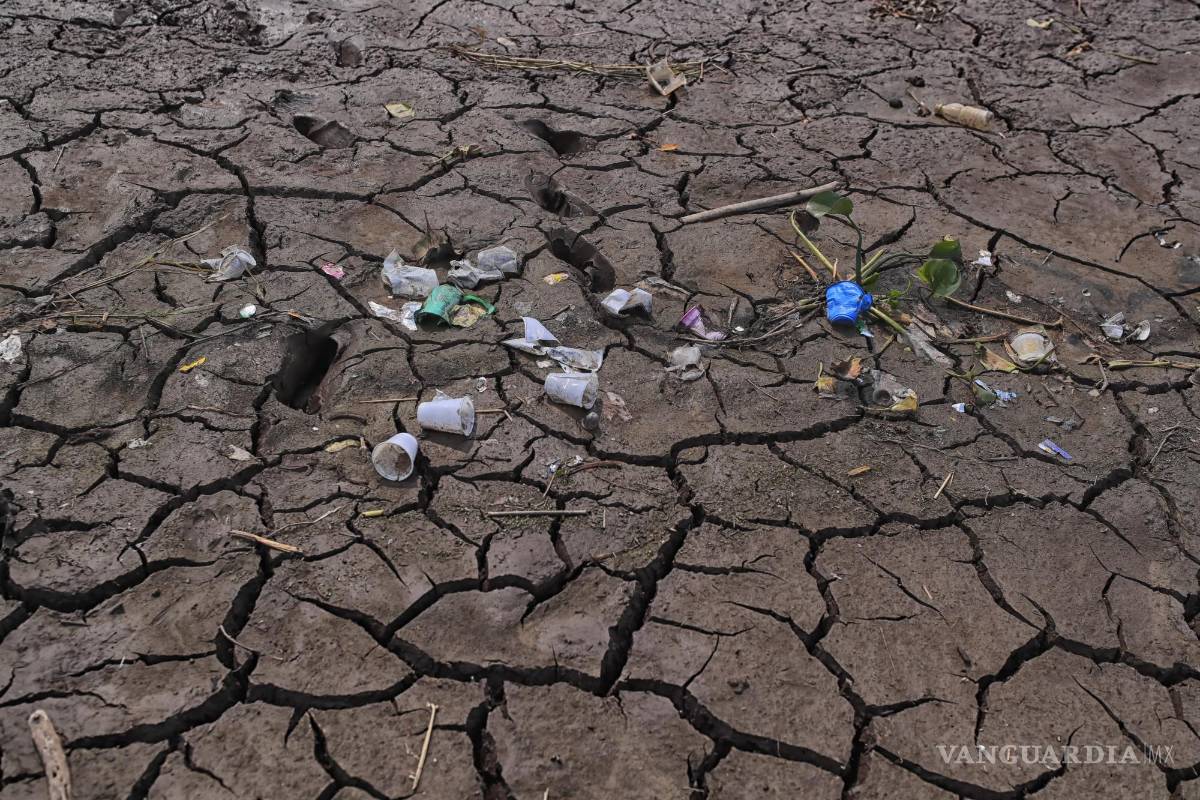 $!Vista de basura y tierra seca en la represa Los Laureles, que abastece de agua a Tegucigalpa, Honduras.