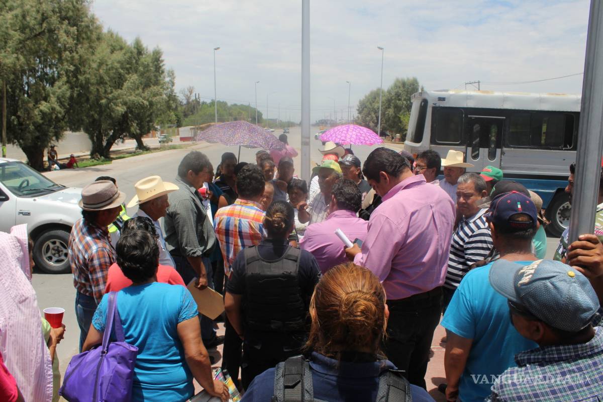 Habitantes de ejido de Viesca bloquean carretera por falta de agua