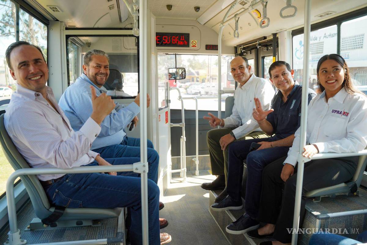 $!El gobernador Manolo Jiménez, el alcalde Tomás Gutiérrez, el diputado federal Jericó Abramo, el rector de al UAdeC, Octavio Pimentel y la rectora de la UPRA, Alma Aleida López Barrón, estrenaron la nueva ruta de transporte.