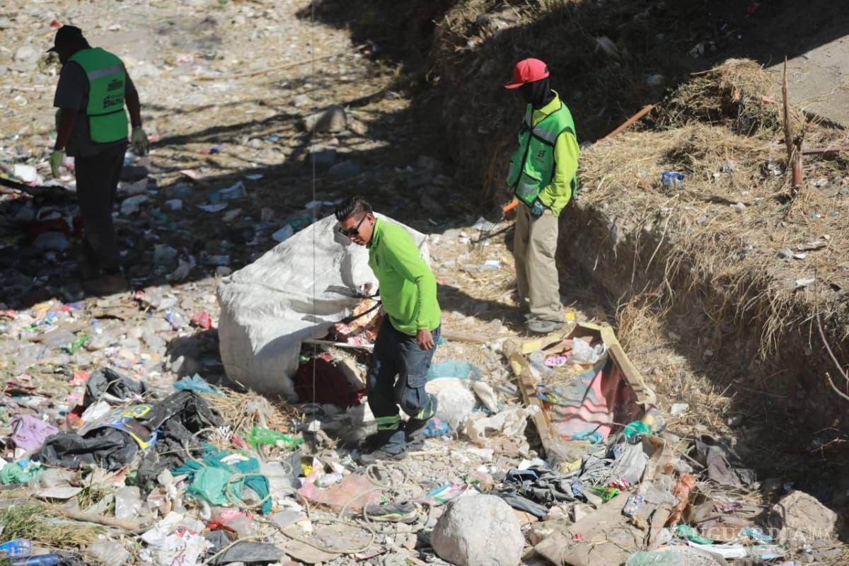 $!Cuadrillas municipales retiraron basura y escombro en el cauce que conecta El Cerrito y Postal Cerritos.