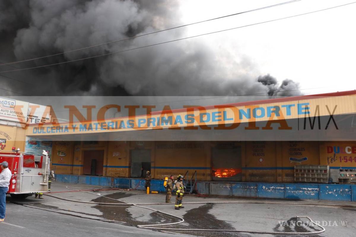$!Fuerte incendio en bodega a la altura de la Central de Abastos alarma a Saltillo
