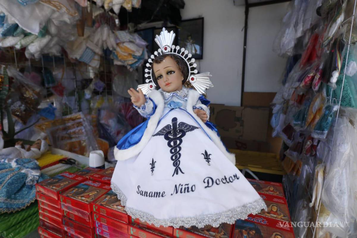 Saltillo: visten con batas a Niño Dios y rinden homenaje a personal médico
