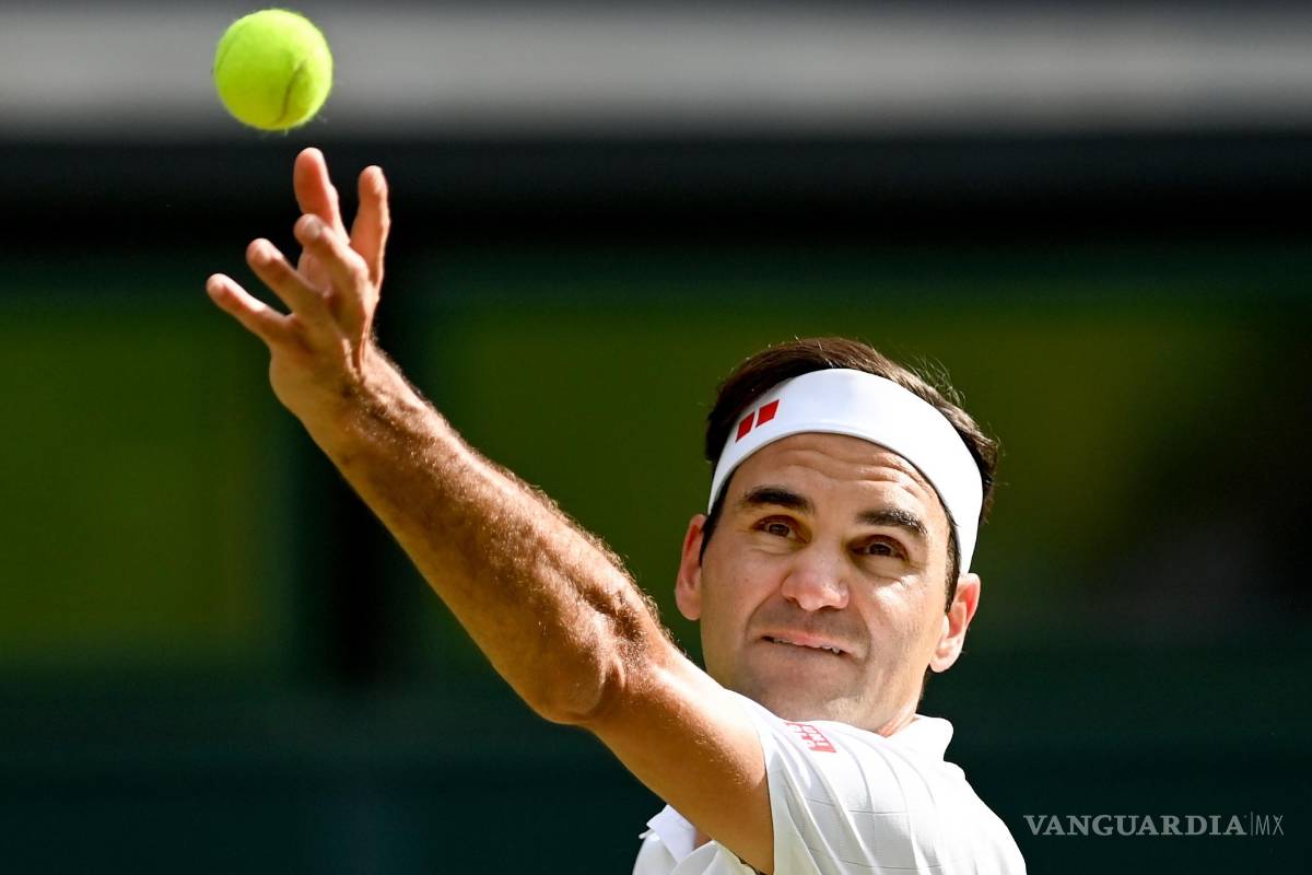 $!Roger Federer de Suiza sirve durante su partido de cuartos de final masculino en el Campeonato de Wimbledon, en Londres, Gran Bretaña, el 7 de julio de 2021.