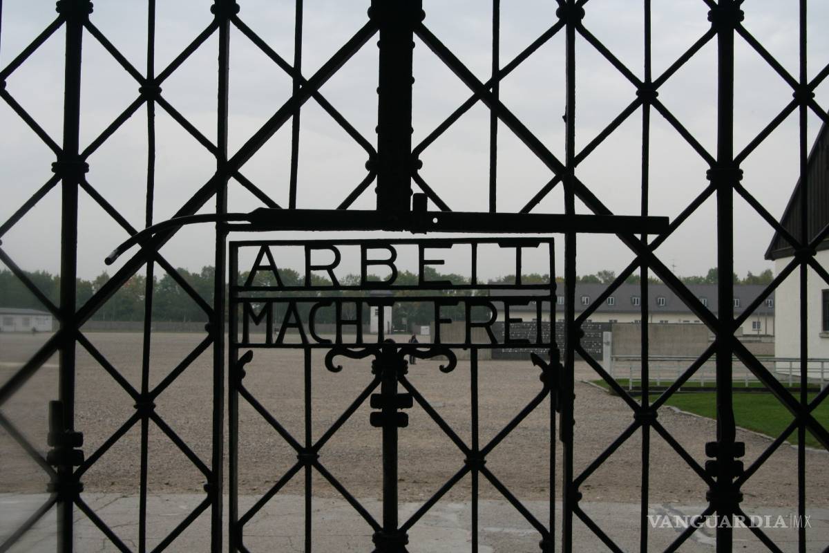 Recuperan puerta robada de campo de concentración