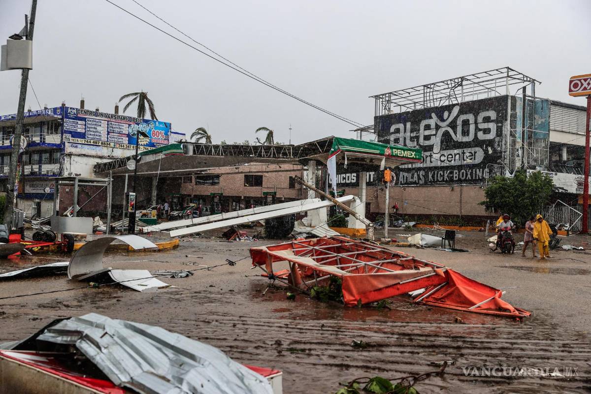 $!Escombros en una calle afectada por el paso del huracán Otis en el balneario de Acapulco, en el estado de Guerrero, México.
