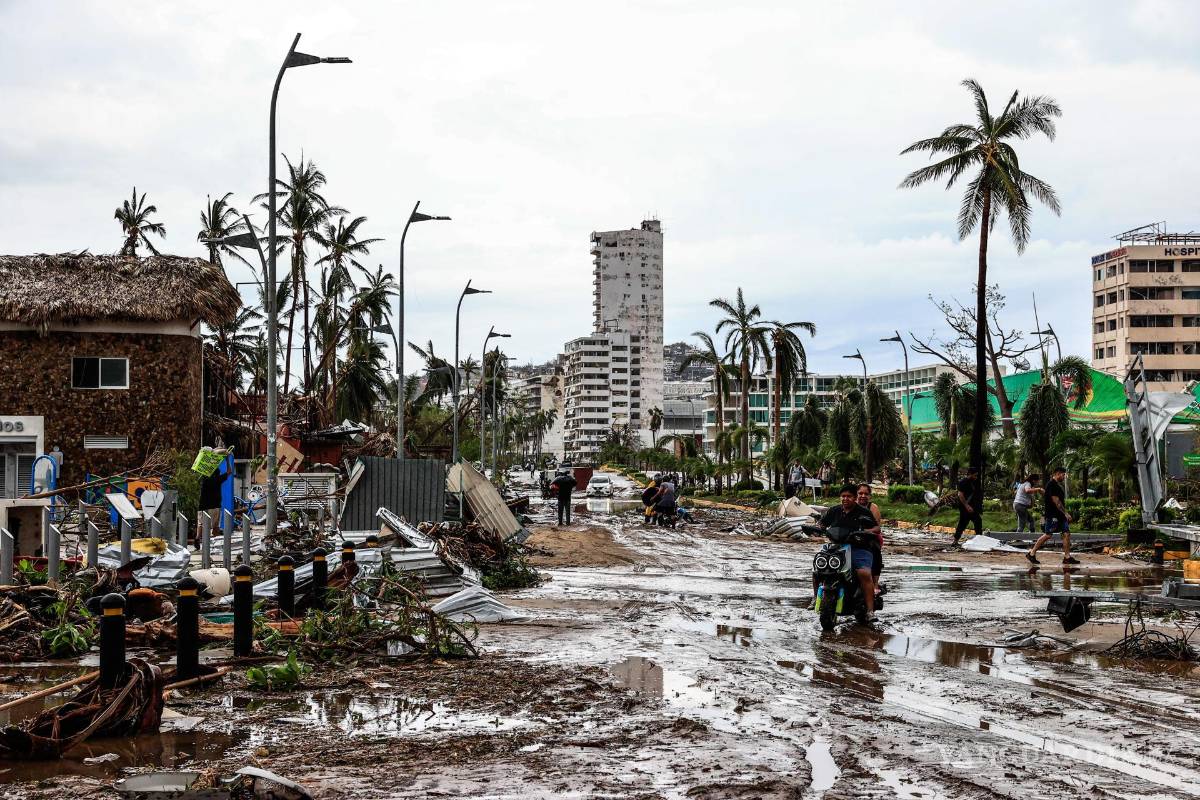 $!Fotografía de escombros en una calle afectada por el paso del huracán Otis en el balneario de Acapulco, en el estado de Guerrero, México.