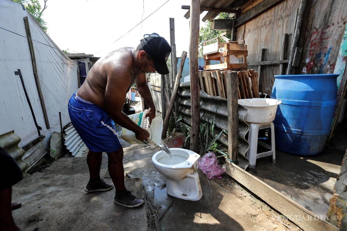 $!Imagen de archivo, de una persona a mientras echa agua en un retrete, en la comunidad de Anchieta-Grajaú, a unos treinta kilómetros de São Paulo, Brasil.