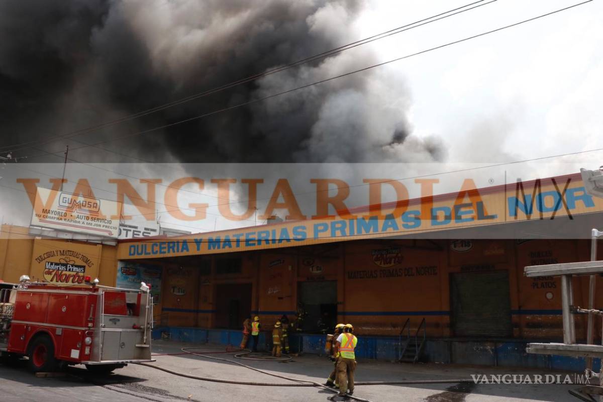 $!Fuerte incendio en bodega a la altura de la Central de Abastos alarma a Saltillo