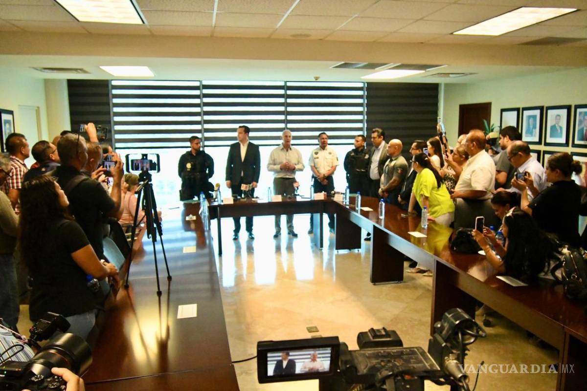 $!Autoridades estatales y municipales encabezaron el acto de presentación de los nuevos mandos policiacos.