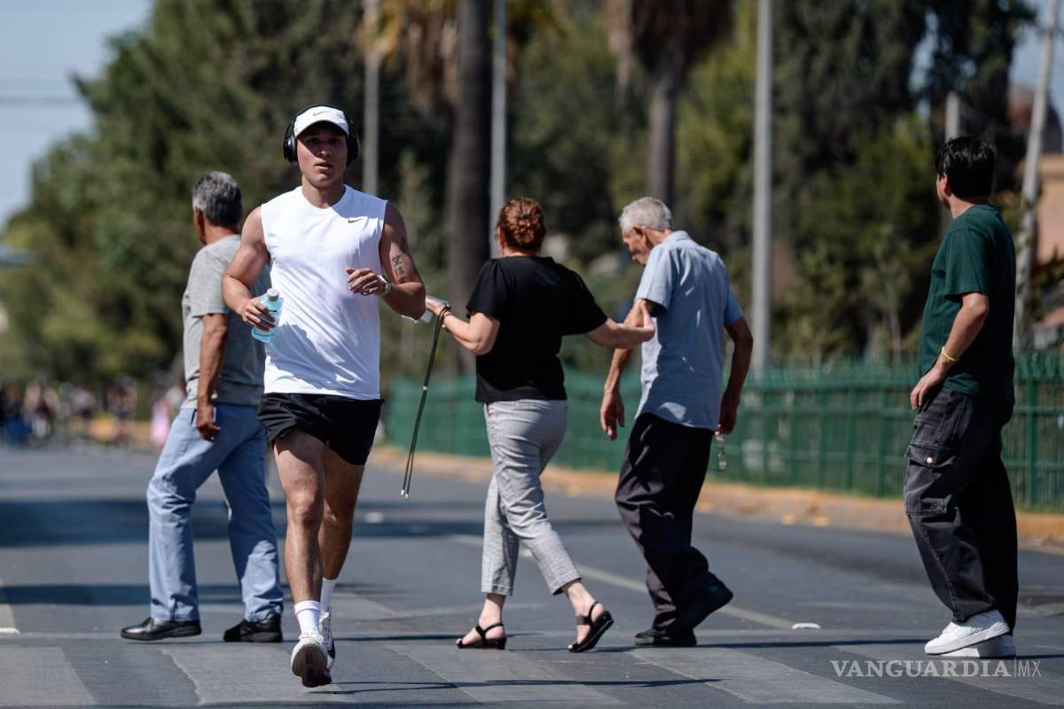 $!El tradicional paseo dominical recorre ambos sentidos del bulevar V. Carranza, entre las calles Chihuahua y Canadá.
