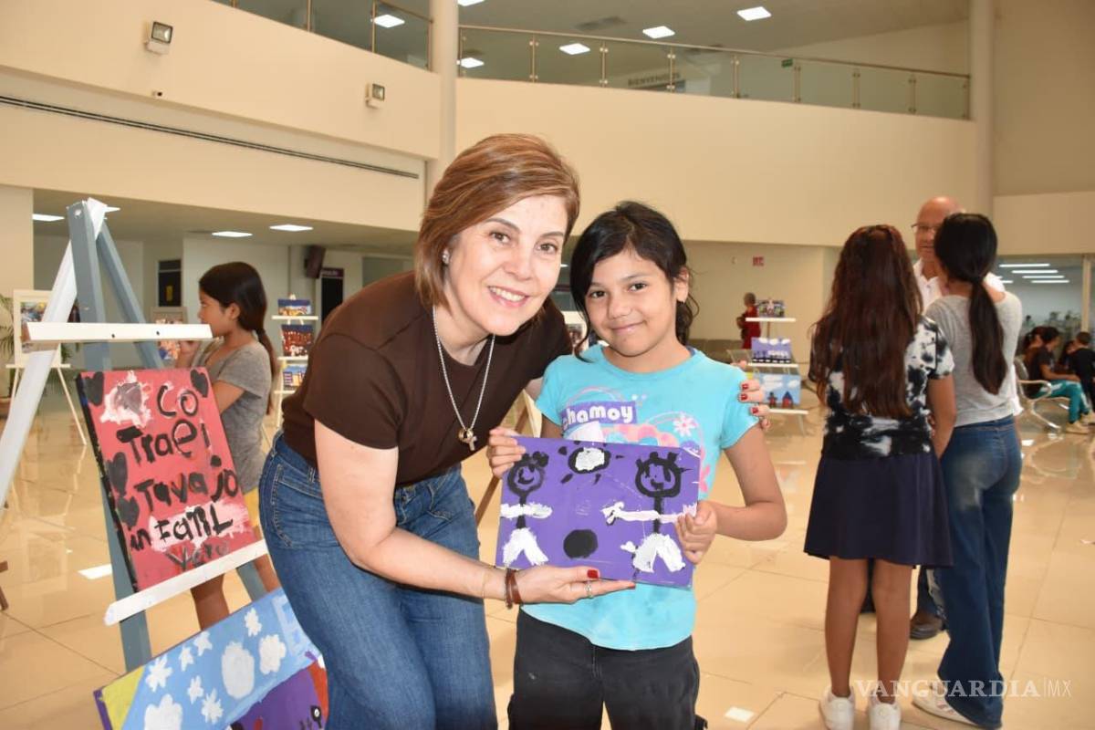 $!La presidenta honoraria del DIF Torreón acompañó a los menores durante la exposición de sus trabajos en Ciudad DIF.