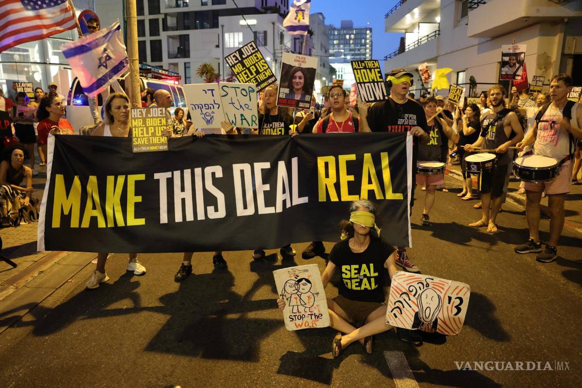 $!Manifestantes protestan para pedir el fin da la guerra entre Israel y Hamás frente al hotel donde Antony Blinken, se reunió con las familias de los rehenes israelíes.