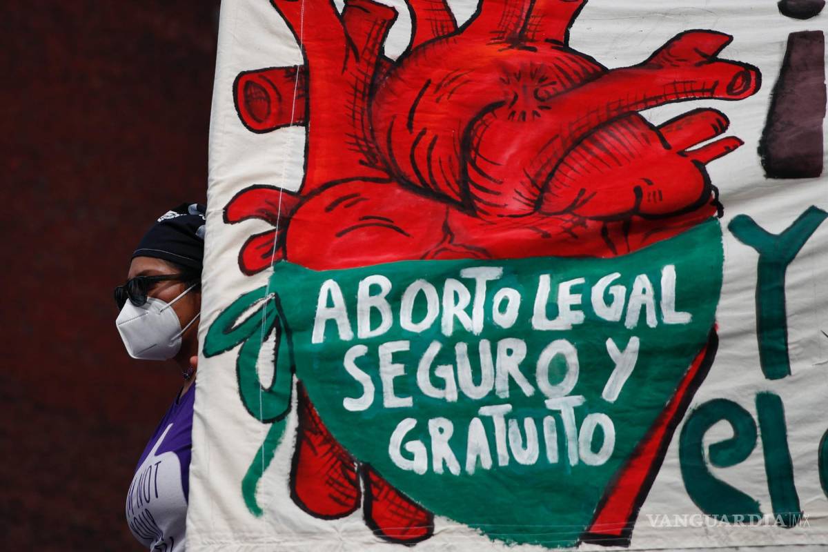 $!Una mujer sostiene una pancarta que dice “Aborto legal, seguro y gratuito” mientras manifestantes por el derecho al aborto se manifiestan frente al Congreso.
