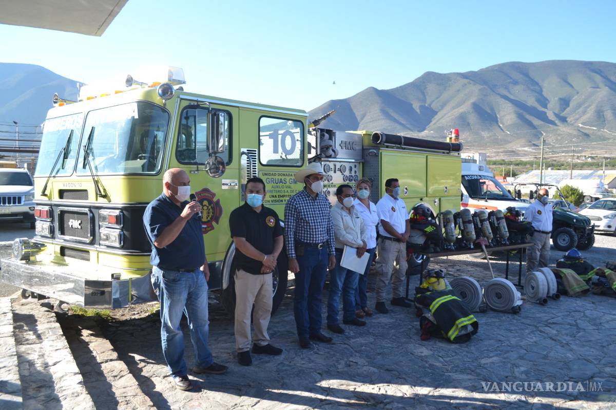 Dona empresario de Arteaga camión y equipo a bomberos
