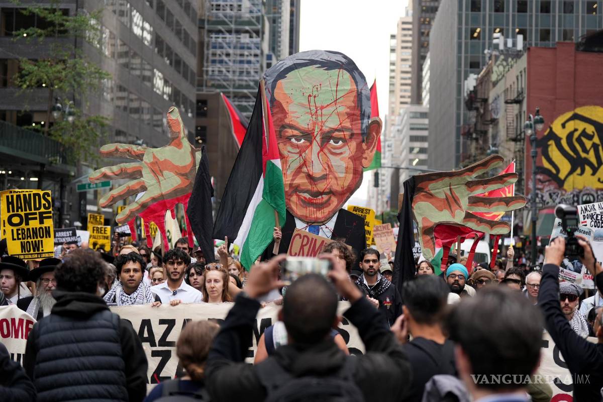 $!Personas protestan con un cartel con la imagen del primer ministro israelí, Benjamín Netanyahu en Nueva York .