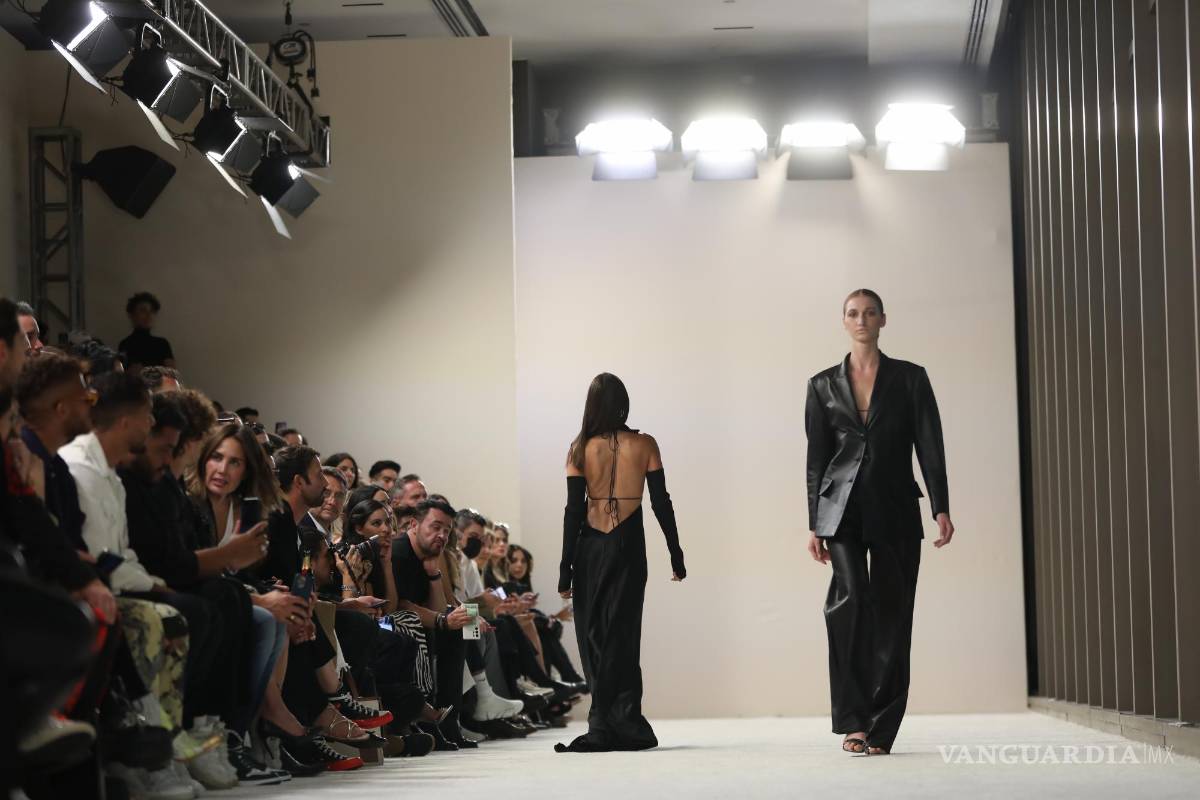 $!Modelos lucen creaciones de la diseñadora mexicana Lorena Saravia, en el tercer día de actividades del Mercedes-Benz Fashion Week, en Ciudad de México.