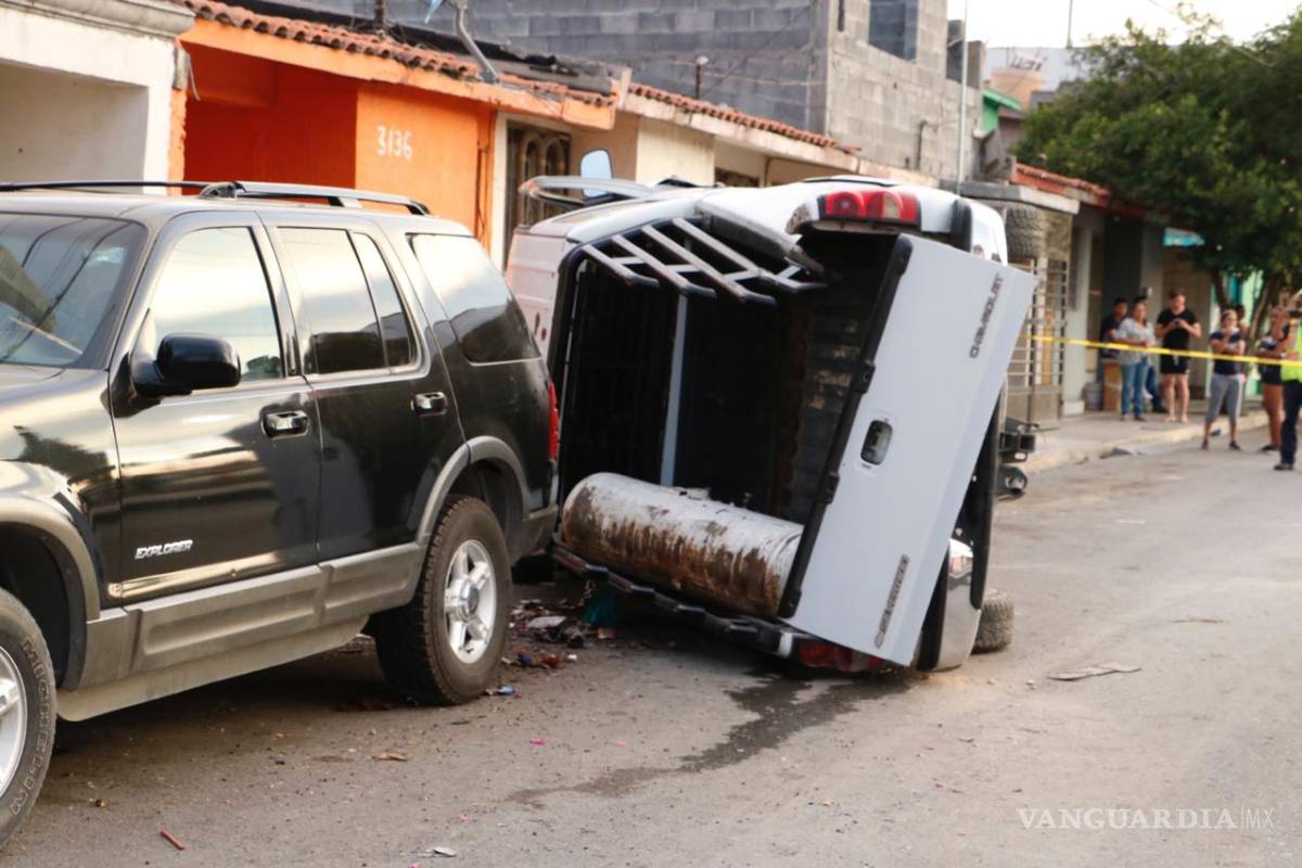 Vuelca camioneta y se impacta contra casa y vehículo, al poniente de Saltillo