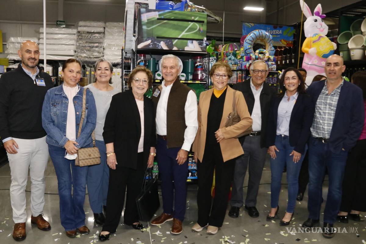 $!Autoridades y directivos celebran la apertura de una nueva opción comercial en el sector Colosio.