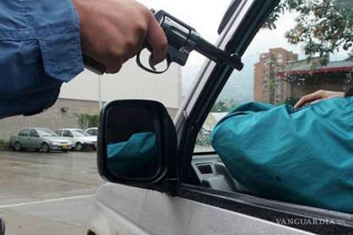 Sale del banco y lo despojan de 18 mil en Durango