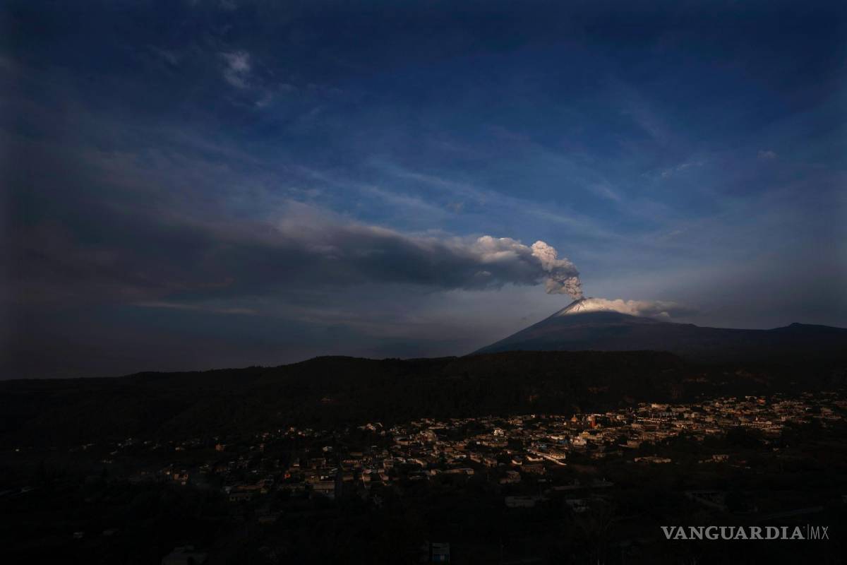 $!El volcán Popocatépetl lanzando ceniza y gases, visto desde Santiago Xalitzintla, México, el 24 de mayo de 2023.
