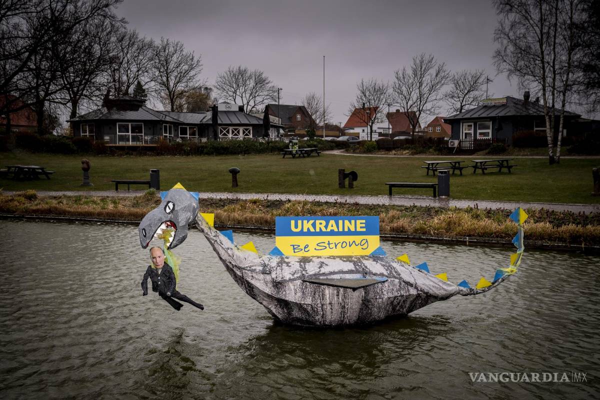 $!Un dragón que se come al presidente de Rusia, Vladimir Putin, y con la pancarta “Ucrania, sé fuerte” es la obra de un artista desconocido en Helsinge, Dinamarca.
