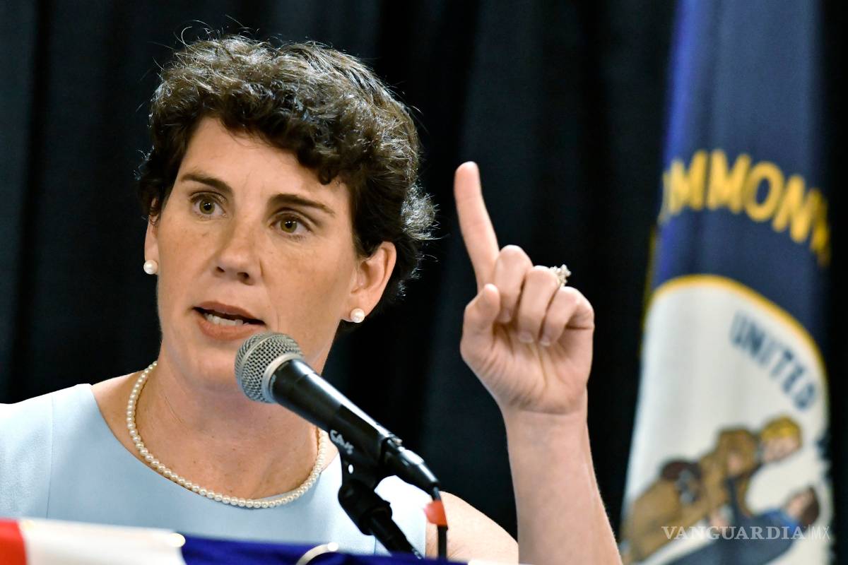 Amy McGrath busca desbancar al líder del Senado Mitch McConnell