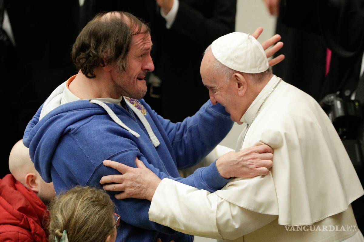 $!Hombre sorprende al papa Francisco y le da un beso en la frente