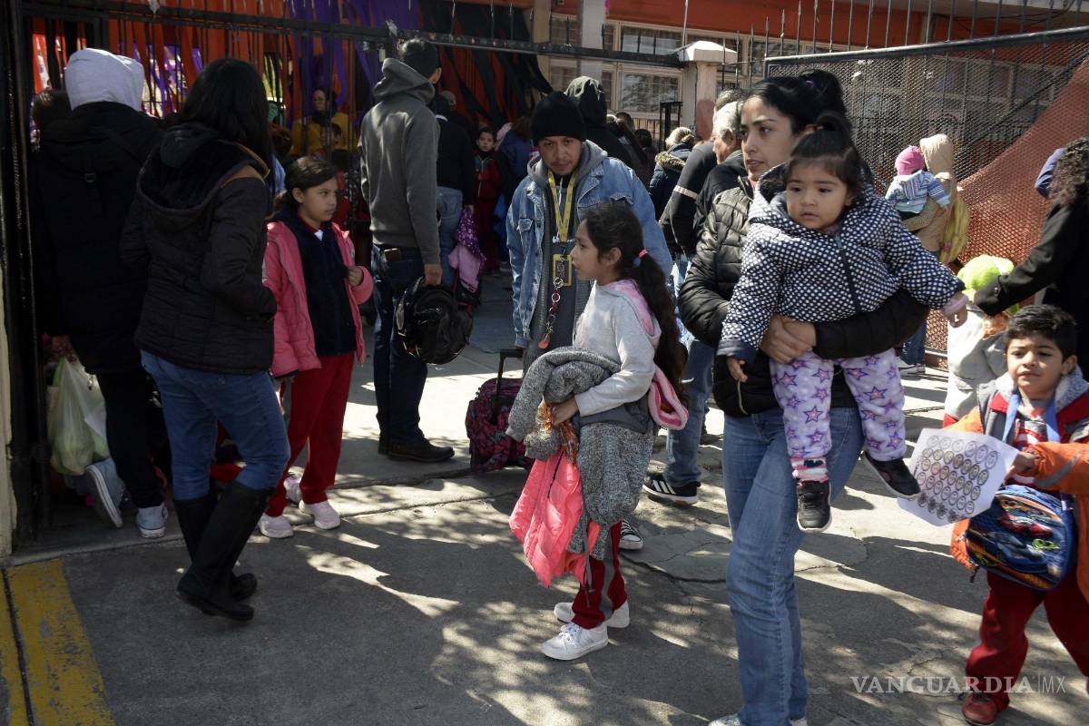 $!Algunas escuelas en Saltillo han modificado sus horarios para permitir a los estudiantes participar en la celebración de altares de muertos.