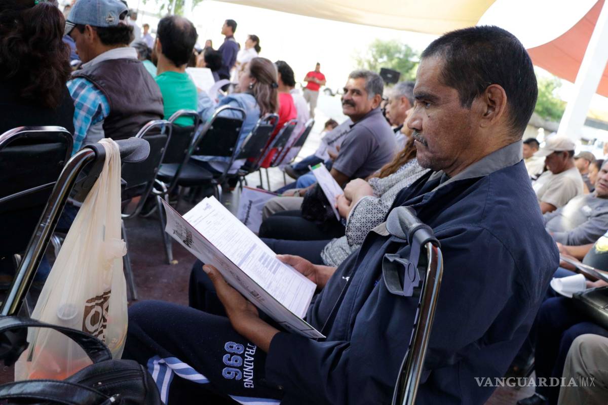 $!Entrega Manolo Jiménez 106 escrituras de vivienda
