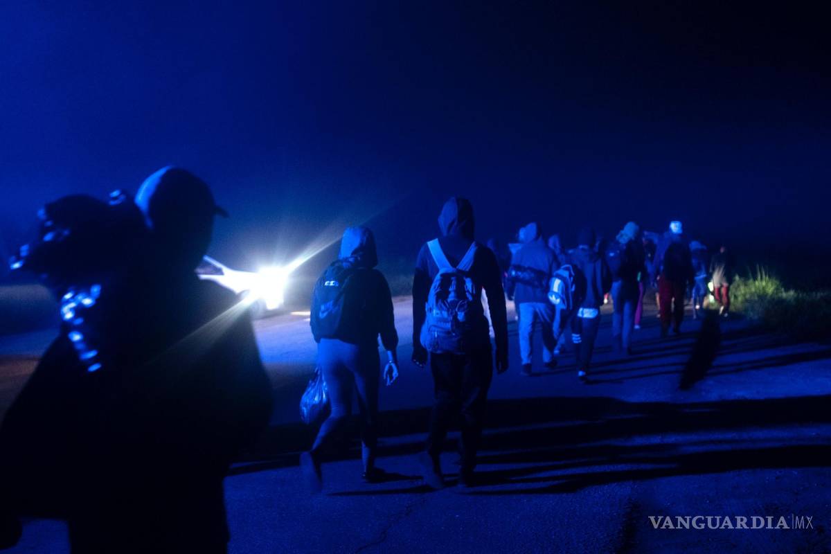 $!Los migrantes reanudan su viaje hacia la frontera entre Estados Unidos y México caminando por una carretera en el estado de Veracruz, México.