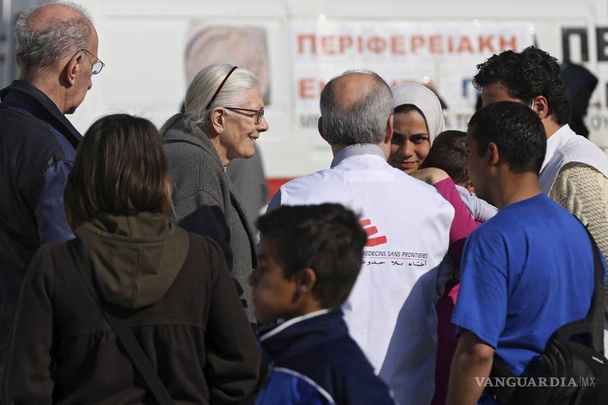 Visita Vanessa Redgrave el campamento de refugiados en el Pireo