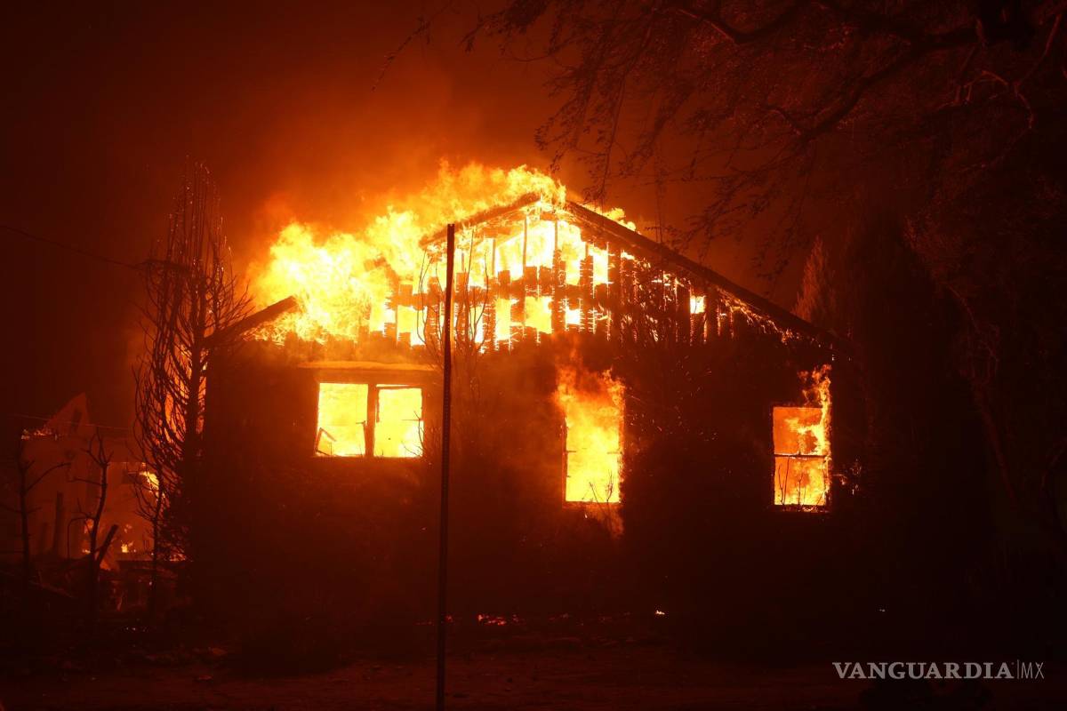 $!En una pocas horas el incendio que comenzó la mañana de este martes, ha pasado de afectar 200 acres a casi 3,000 por la tarde.