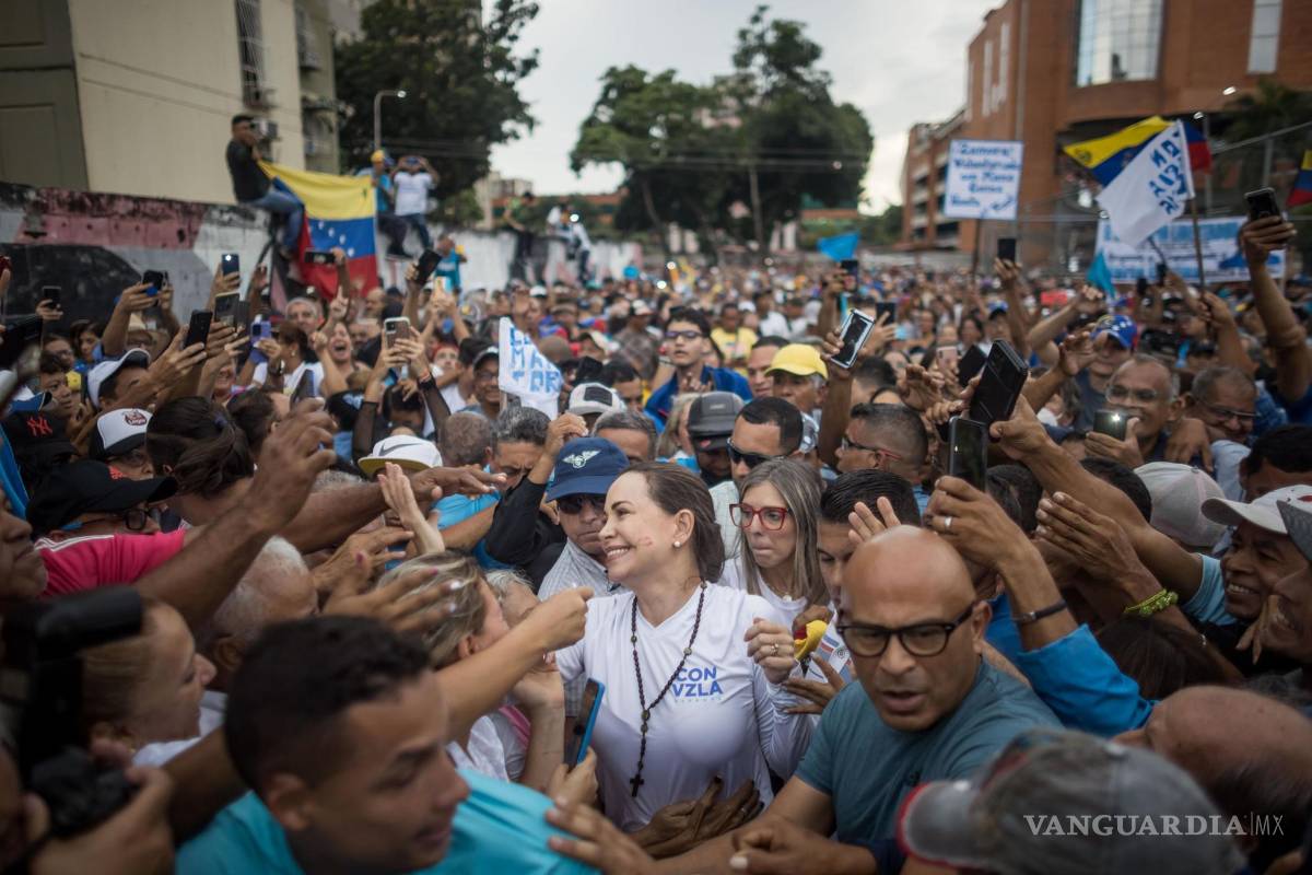 $!La candidata de la oposición venezolana para las elecciones presidenciales de 2024, María Corina Machado (c), saluda a sus seguidores en Maracay, Venezuela.