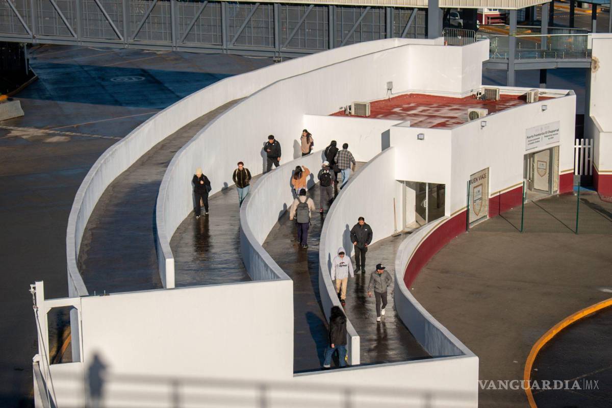 $!Cientos de personas volvieron a cruzar por el paso peatonal de la Garita El Chaparral Pedwest, que estuvo cerrado toda la temporada decembrina.