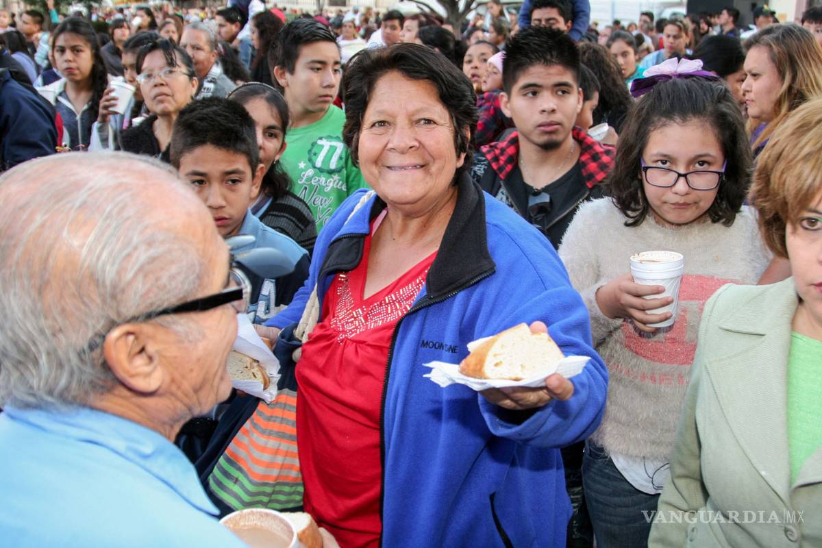 $!Saltillenses comparten gigantesca Rosca de Reyes