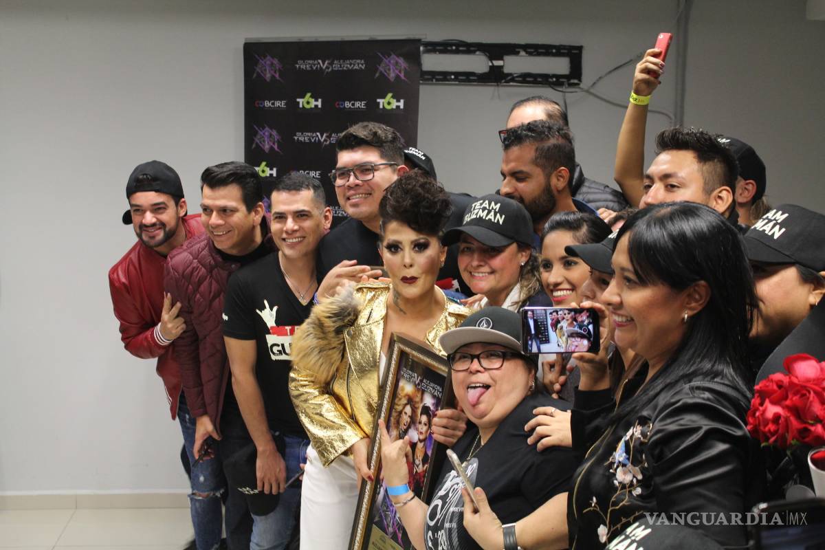 $!Fans sorprenden a Alejandra Guzmán y La Arena la reconoce