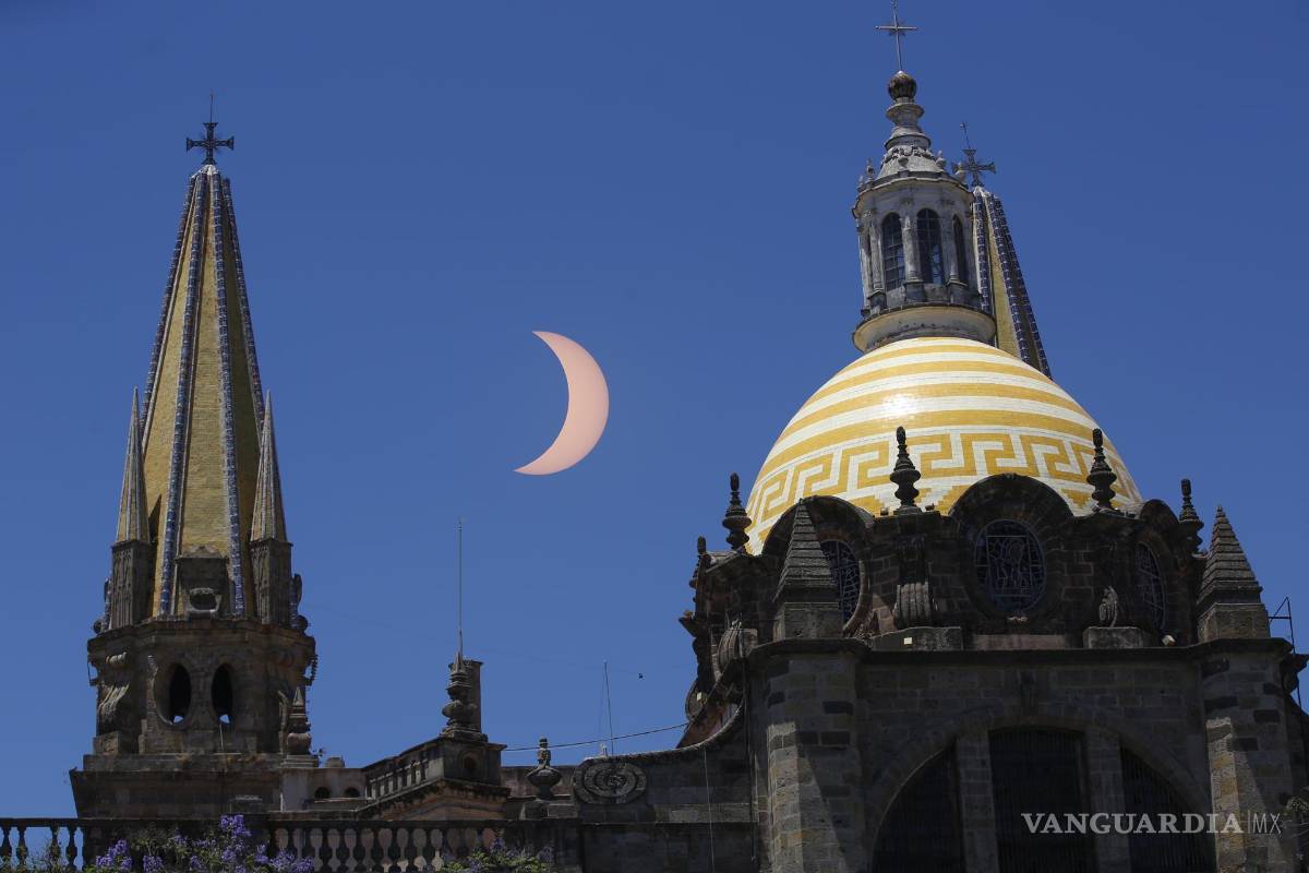 Así cautiva, maravilla y asombra el eclipse solar desde Mazatlán hasta la isla de Terranova (fotos)