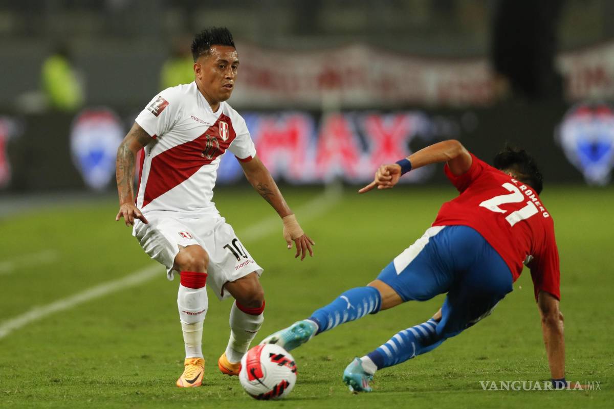 $!Christian Cueva de Perú disputa el balón con Óscar Romero de Paraguay.