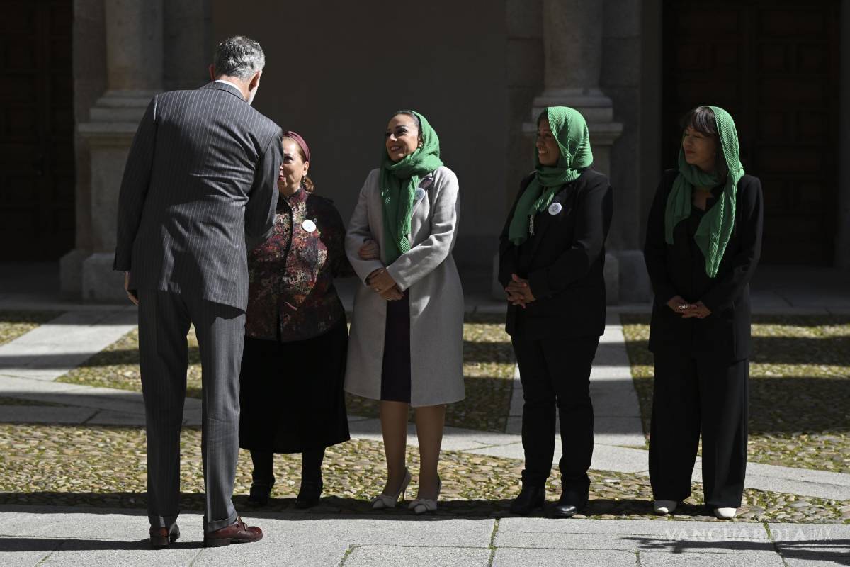 $!El rey Felipe saluda a María Guadalupe (i) y tres representantes de la organización, Blanca Arana (su hija) (2i), Maira Hernández (2d) y María Guadalupe Ayala (d) a su llegada a la entrega del IX Premio de Derechos Humanos Rey de España.
